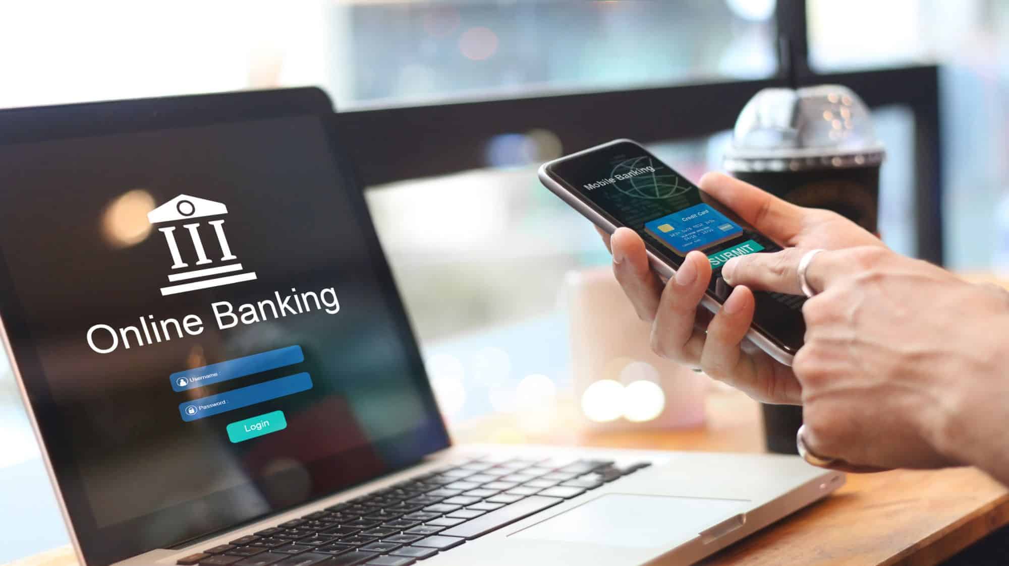 Onlinebanking mithilfe von Computer und Smartphone